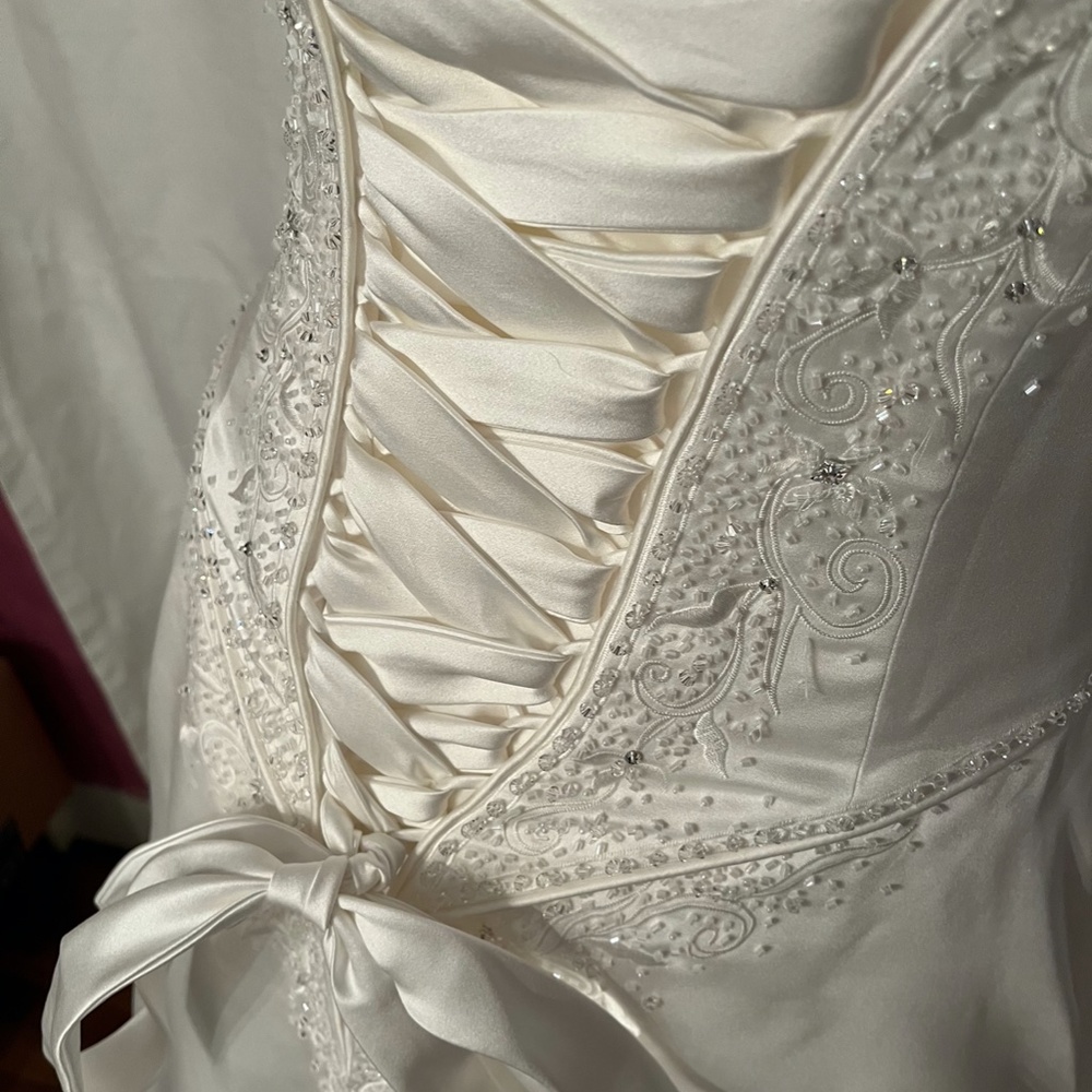 Maggie Sortero beautiful, satin, beaded, corseted wedding dress - Picture 9 of 16